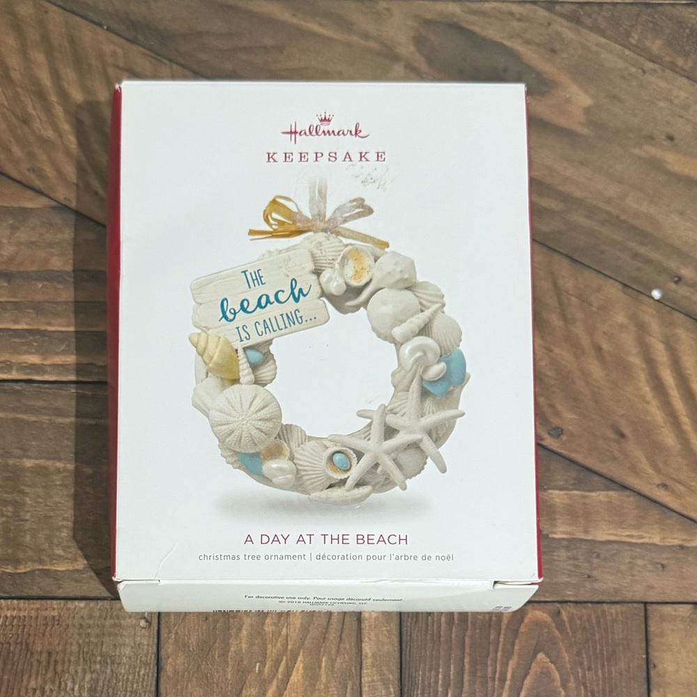 Hallmark Ornament 2018-A DAY AT THE BEACH-The Beach is Calling-SHELLS-Wreath